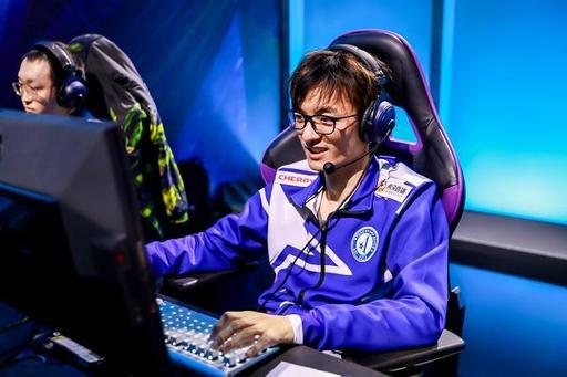 英雄联盟美女主持人温馨告别S15选手合影